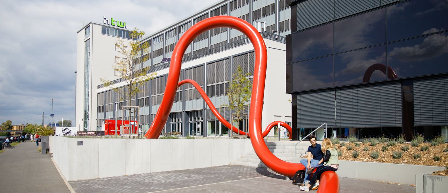 HWT Berlin, Gebäude mit rotem Kunstobjekt